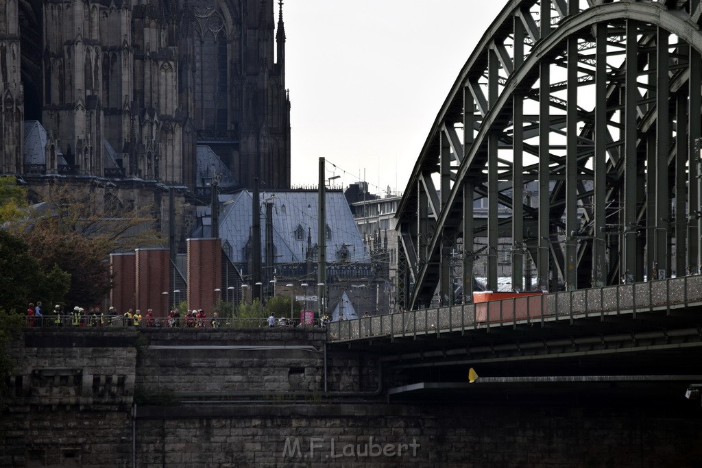 PSpringt kein Suizid Brueckenspringer Koeln Hohenzollernbruecke P024.JPG - Miklos Laubert